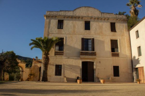Can Rovira - Stunning Neoclassical Mansion, Just 20 min drive from Barcelona City Center, Ideal for groups and families